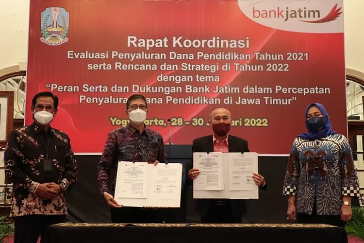Dirut Bank Jatim, Busrul Iman (dua dari kiri) dan Kepala Dinas pendidikan Jawa Timur, Wahid Wahyudi usai penandatanganan PKS