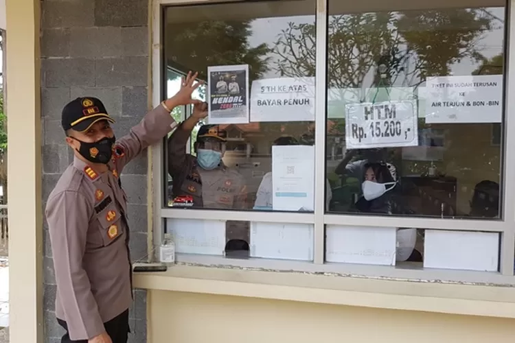 Kapolsek Patean memberikan arahan kepada pengelola wisata Curug Sewu untuk ikut mensosialisasikan larangan penggunaan knalpot brong, Sabtu 29 januari 2022.  (edi prayitno/kontributor Kendal)