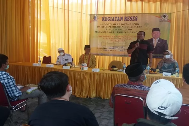 Wakil Ketua DPRD Depok Tajudin Tabri (berdiri) berdialog dengan warga di Kelurahan Gandul (G, Windarto)