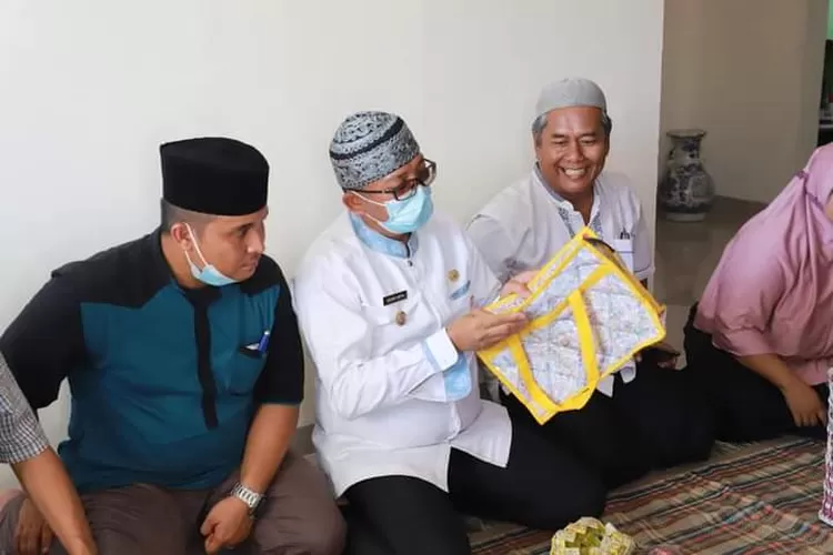 Wali Kota Padang Hendri Septa mengapresiasi kreativitas Kelompok Usaha Bersama (KUBE) Taratak Paneh Hebat yang mengolah sampah menjadi produk unggulan yang bernilai jual.