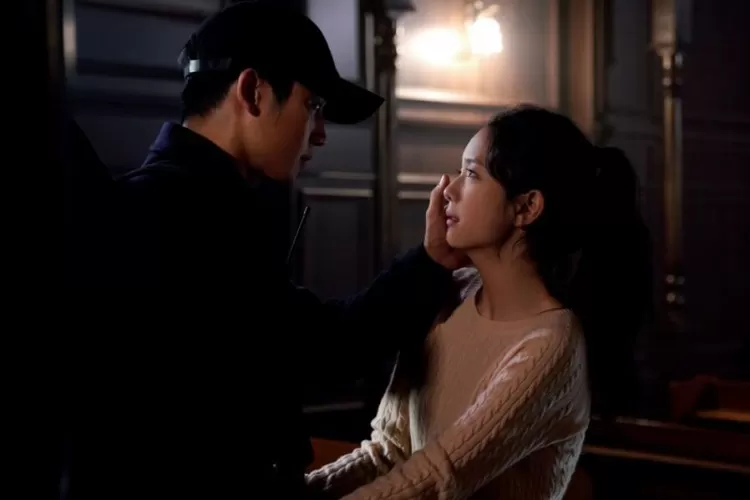 Jung Hae In dan Jisoo BLACKPINK dalam drama 'Snowdrop'. (soompi.com)