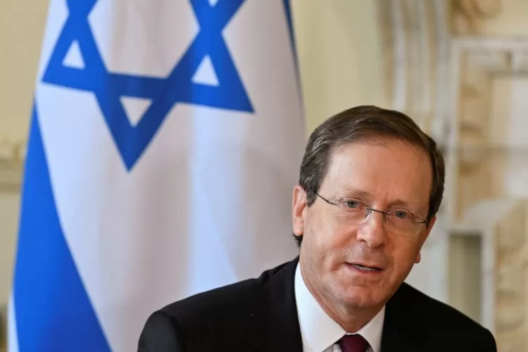 Presiden Israel Isaac Herzog berangkat ke Uni Emirat Arab, Minggu (30/1/2022). (Al Jaazera)