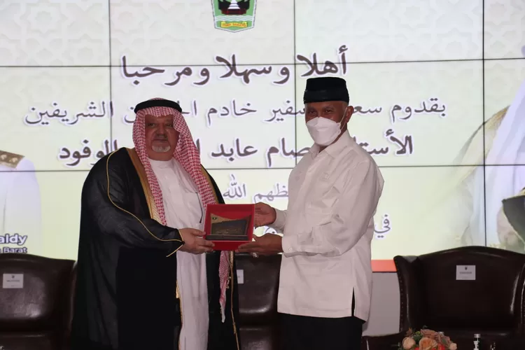 Duta Besar Kerajaan Arab Saudi untuk Indonesia H.E. Esam bin Ahmed Abed Al Thaqafi bersama Gubernur Sumbar Mahyeldi Ansharullah.