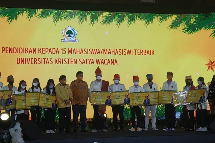 Ketua Umum DPP Partai Golkar Airlangga Hartarto secara simbolis menyerahkan bantuan pendidikan untuk mahasiswa Universitas Kristen Satya Wacana (UKSW), Salatiga, Jawa Tengah, Sabtu (29/1/2022) (Partai Golkar)