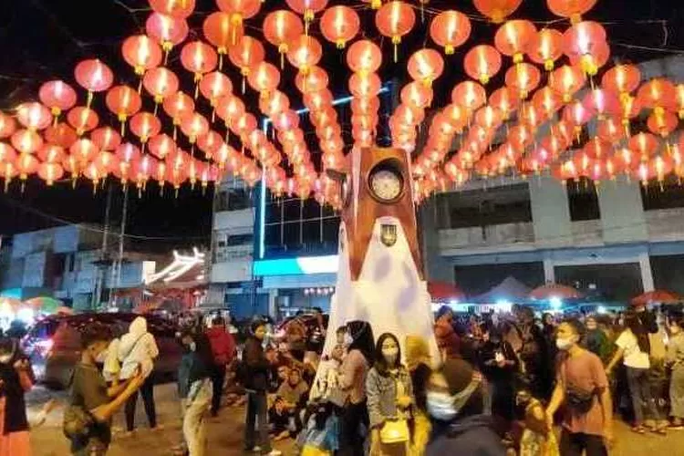 Ribuan warga berkerumun di kawasan Pasar Gede Solo hingga Balai Kota Solo untuk menikmati 1.000 lampion Imlek (Endang Kusumastuti)