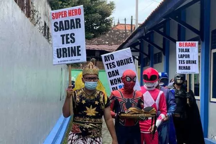 Sejumlah tokoh Superhero mulai dari Gatutkaca hingga Batman mendatangi Kantor BNNK Solo ajak masyarakat menjauhi Narkoba (Endang Kusumastuti)