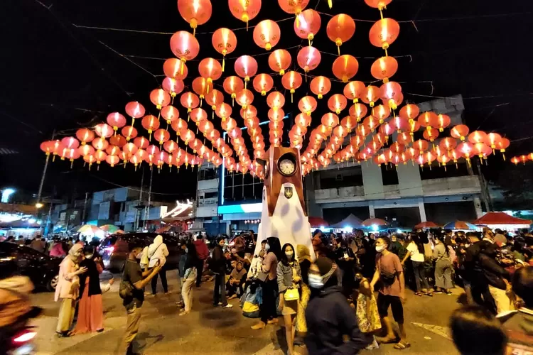 Lampion kawasan Pasar Gede dipenuhi lautan manusia saat perayaan Imlek 2022. (Ayo Solo/Wijayanti Putrisejati)