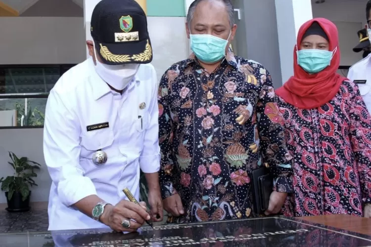 Ketua Yayasan SMP Prima Cendekia Islami Prof. Dr. H. Dadan Wildan Anas. M. Hum., didamping istri tercintanya Hj. Siti Komariah, Dra., M.Si., Ph. D., menyaksikan penandatangan peresmian Gedung SMP Prima Cendekia Islami oleh Bupati Bandung H.M Dadang Supriatna, S.Ip., M.Si 