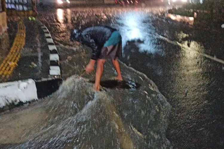 Aliran air deras di Jalan Syeikh Sulaiman ar-Rasuli, Belakang PLN Bukittinggi