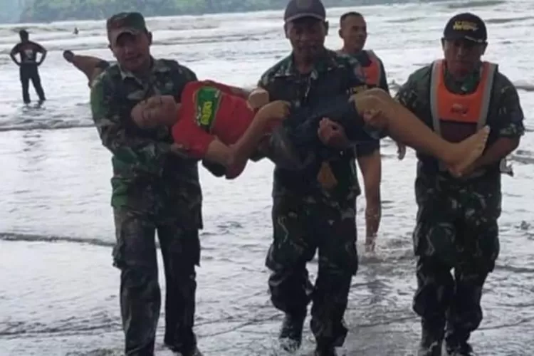 Petugas SAR gabungan TNI membopong tubuh salah satu korban tenggelam yang berhasil ditemukan di Pantai Niyama, Tulungagung, Selasa (1/2/2022)  (ANTARA/HO - Polsek Besuki)