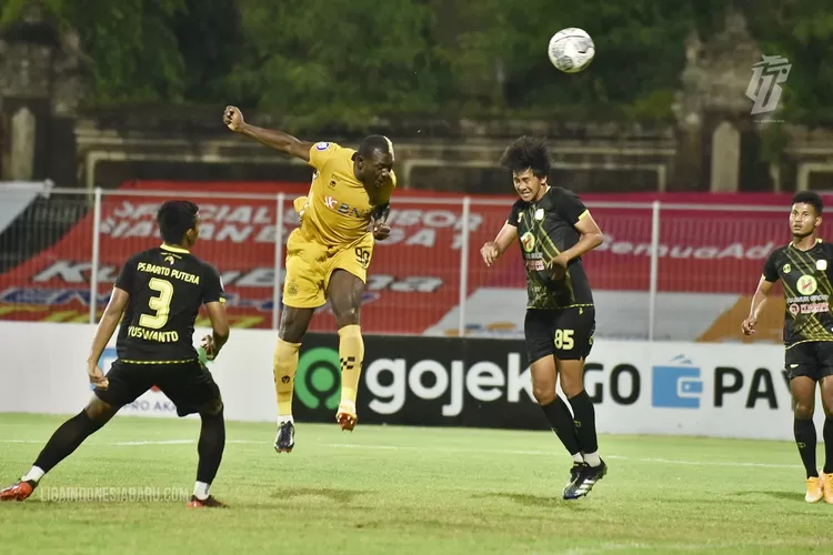 Striker Bhayangkara FC, Herman Dzumafo Epandi menanduk bola ke gawang Barito Putera pada pertandingan pekan ke-22 BRI Liga 1 2021/2022 di Stadion I Gusti Ngurah Rai Denpasar, Selasa, 1 Februari 2022 (ligaindonesiabaru.com)