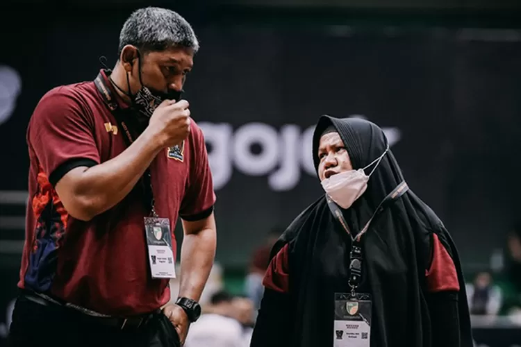Pelatih DNA Bima Perkasa Jogja (kiri) dalam pertandingan melawan RANS PIK Basketball pada IBL 2022. (Foto: iblindonesia.com)