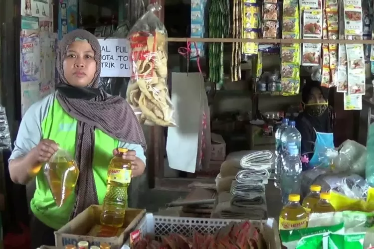 Pedagang minyak goreng di pasar Kota Kendal menunjukan pasokan minyak goreng baik kemasan dan curah. (edi prayitno/kontributor Kendal)