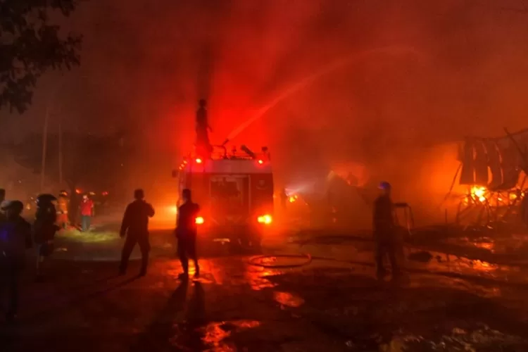 Sampai pukul 21.00 WIB, kebakaran Pasar Johar Relokasi MAJT sudah mulai mereda. (Ayosemarang/Audrian Firhannusa)