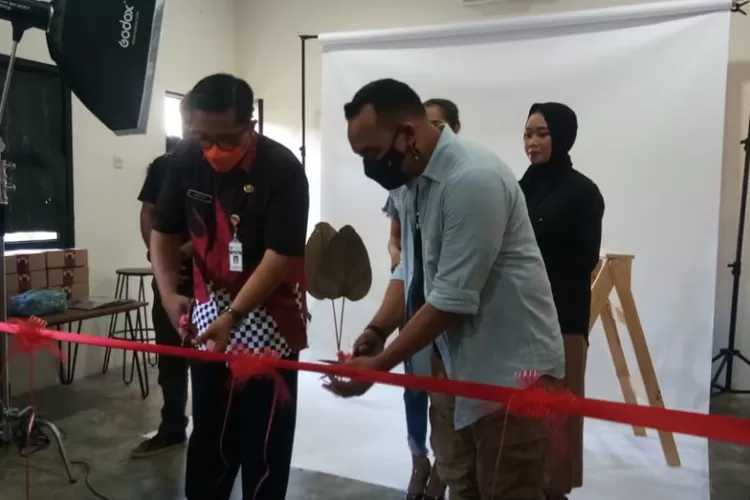 Keterangan Gambar&nbsp;  Kepala Balai Pelatihan Koperasi dan UKM Provinsi Jawa Tengah, Hatta Hatnansya Yunus bersama&nbsp;CMO Ninja Xpress saat peluncuran&nbsp;peluncuran Creative Hub&nbsp;Ninja Xpress di Kota Pekalongan Rabu 2 Februari 2022.&nbsp; (Ayosemarang.com/Muslihun)