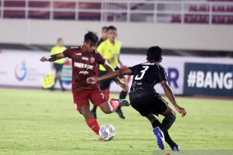 Pemain sayap Persis Solo Irfan Jauhari (kiri) menggiring bola saat menghadapi PSG Pati dalam kompetisi Liga 2 Indonesia musim 2021 di Stadion Manahan, Solo.  (ANTARA/Bambang Dwi Marwoto)