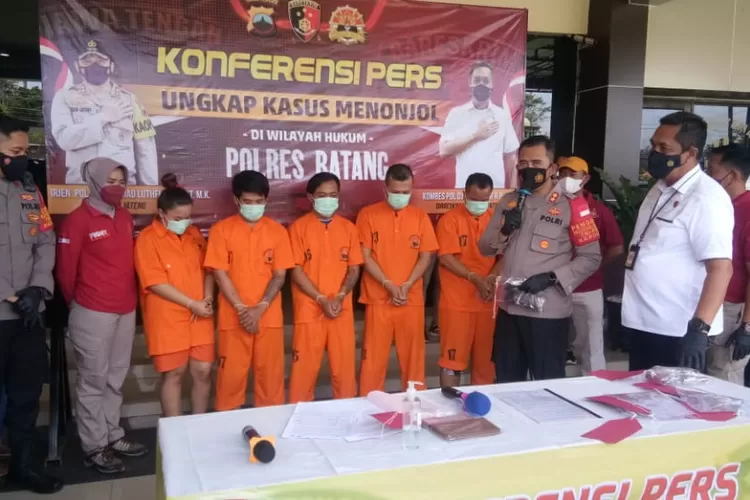 Direktur Reskrimum Polda Jateng, Kombes Djuhandani Raharjo Puro bersama Kapolres Batang saat konferensi pers di halaman Mapolres Batang, Kamis 3 Februari 2022.   Foto: Muslihun kontributor Batang.&nbsp;