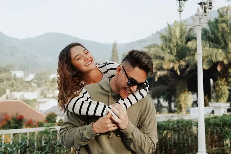 Cerita Bercinta Siti Badriah dan Suami, Kepergok ART di Ruang Tamu. (instagram/@sitibadriahh)