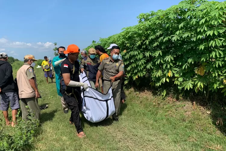 Korban tertabrak KA di perlintasan Desa Karangmulyo Pegandon Kamis 03 feburari 2022 dievakuasi ke rumah sakit. (edi prayitno/kontributor Kendal)