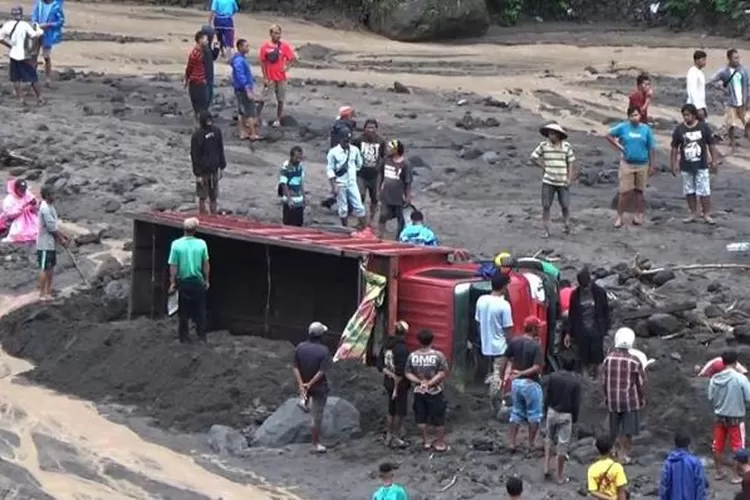Salah satu truk penamanng pasir yang terjebak banjir di Sungai Boyong. Banjir terjadi akibat hujan deras dan angin kencang melanda wilayah kabupaten Sleman, DIY, Kamis 3 Februari 2022.  (Foto: Koko Triarko)