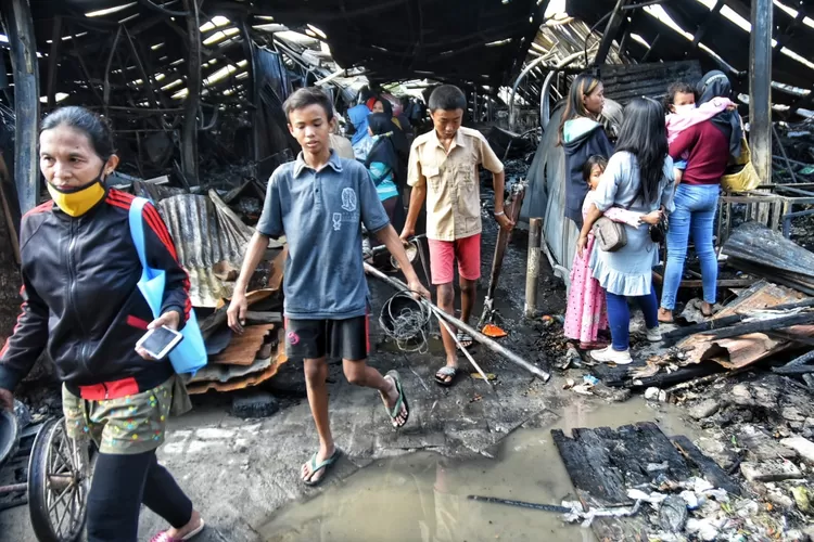 Pedagang di Pasar Johar Relokasi MAJT sedang mengevakuasi sisa-sisa barangnya. (Ayosemarang.com/ Audrian Firhannusa)