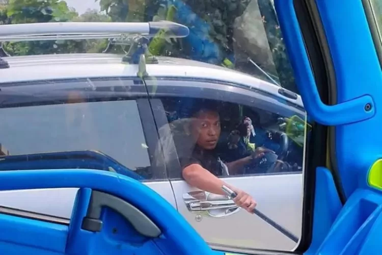 Viral Video Sopir Truk Diacungi Pistol di Tol Cipali Diselidiki Polisi (/Instagram @romansasopirtruck)