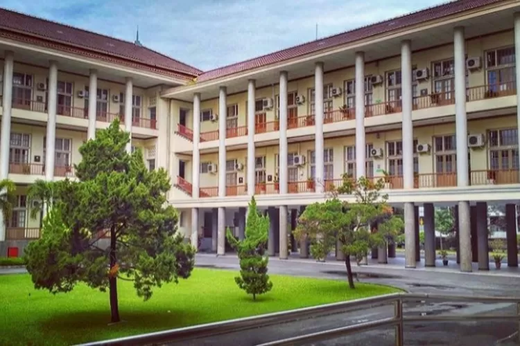Salah satu sudut gedung pusat UGM. (Akun Instagram @alumniugm)