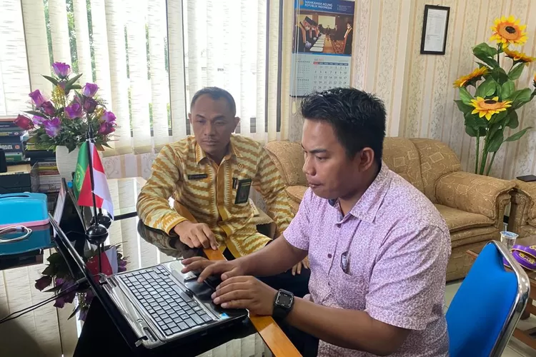 Kepala PA Batang, Mursid saat memantau penggunaan aplikasi Sigandu.&nbsp;   Foto: Muslihun kontributot Batang.&nbsp;
