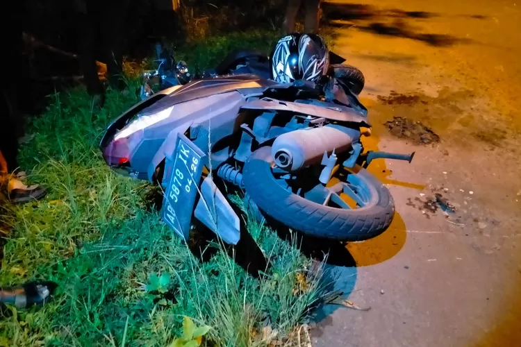 Motor korban terpental usai menabrak mobil di Kulon Progo. (Foto: Humas Polres Kulon Progo)