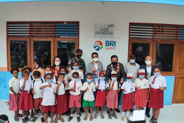 Pelajar SDN Mosso Di Perbatasan RI - PNG Bersama Direksi BRI Arga M. Nugraha (Humas BRI Jayapura)