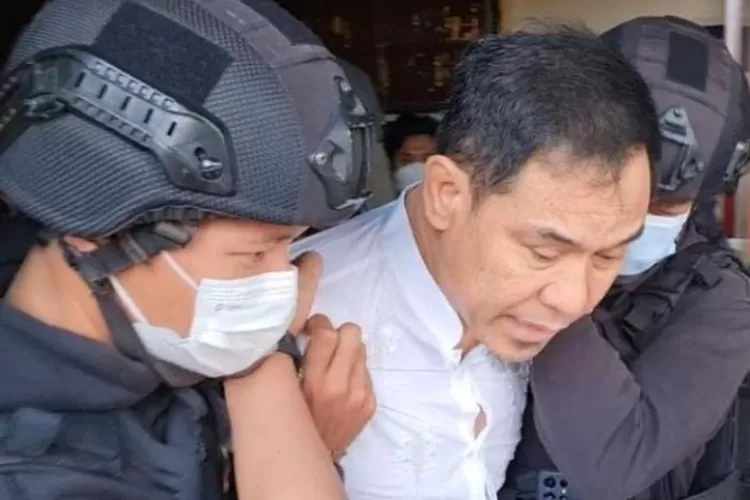 Munarman ketika ditangkap Densus 88 (PMJ News)