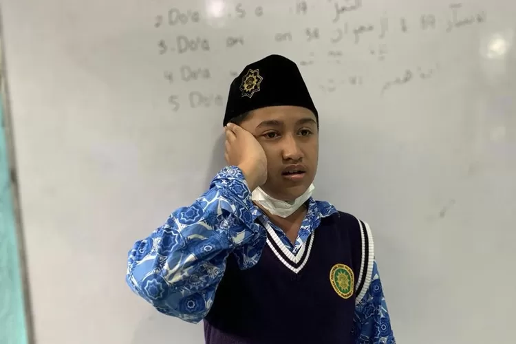 Seorang santri mempraktekan azan 