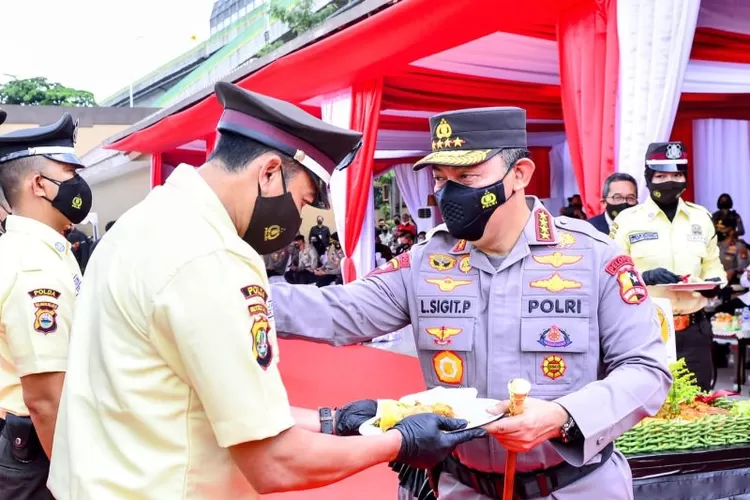 Kepala Kepolisian Indoensia, Jenderal Polisi Listyo S Prabowo (kanan), memberi ucapan selamat pada personel Satuan Pengamanan pada peringatan HUT ke-41 Satuan Pengamanan di Lapangan Bhayangkara, Markas Besar Kepolisian Indonesia, Jakarta Selatan, Rabu (2/2/2022). (ANTARA/HO-Kepolisian Indonesia )
