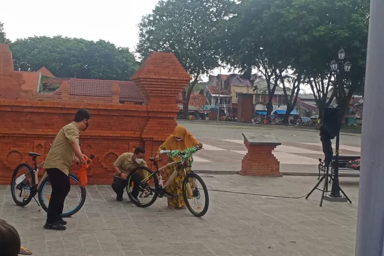 Seorang ibu mendapatkan sepeda dari Gubernur Jawa Barat, Ridwan Kamil saat meresmikan Alun-alun Kasepuhan hari ini. 