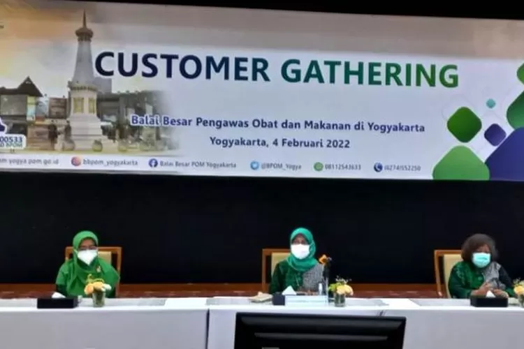 Kepala BBPOM Yogyakarta, Dewi Prawitasari (tengah), dalam acara Pendandatanganan Kerja Sama dan Customer Ghatering di Kota Yogyakarta, dalam rangka memperkuat pengawasan obat dan makanan, Jumat 4 Februari 2022.  (Foto: Koko Triarko)