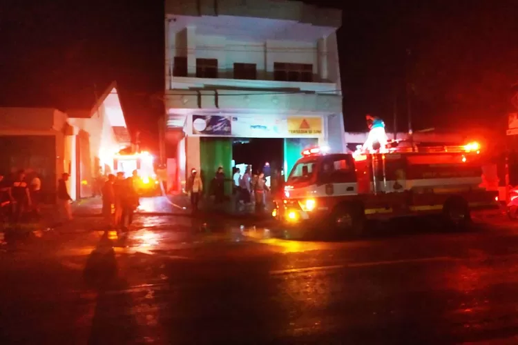 Toko bangunan di Kutoarjo terbakar. ( foto : dokumen Kantor Satpol PP dan Damkar Purworejo.)