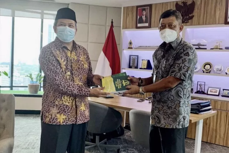 Wakil Ketua Umum PP PERSIS Dr. Jeje memberikan buku kepada Sekretaris Kementerian BUMN Susyanto  - Foto; tangkap layar ig @bumn