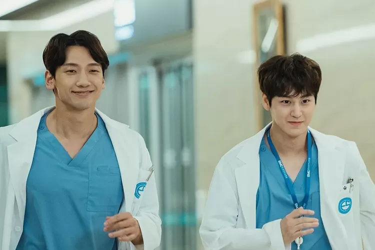 Bromance antara Rain dan Kim Bum dalam drama 'Ghost Doctor'. (soompi.com)