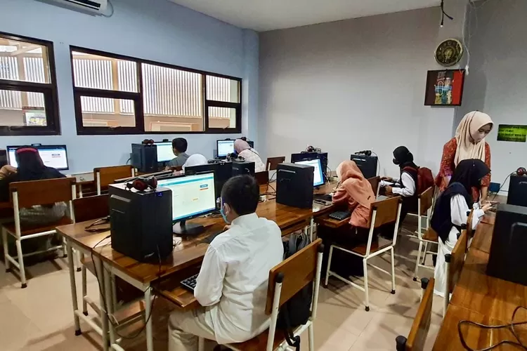 Siswa mengikuti tes di ruangan komputer SMP Prima Cendekia Islami (PCI) 