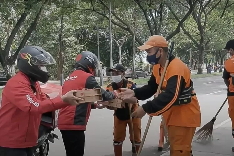 Pizza Hut Indonesia membagikan Pizza Heart kepada petugas kebersihan (pasukan oranye) sebagai ungkapan rasa sayang dan menyebarkan cinta lebih dari kata-kata (AG Sofyan)