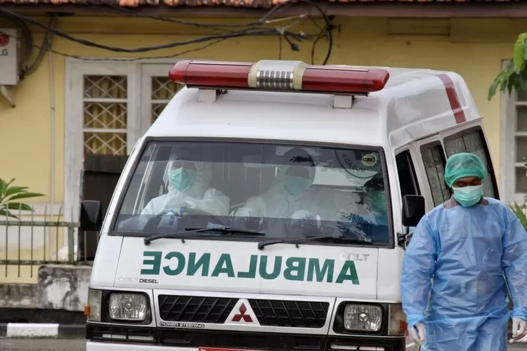 Ilustrasi petugas dinas kesehatan menggunakan mobil Ambulance  membawa pasien  Covid-19 ke Rumah Sakit - Foto: Herny Lukmanul Hakim