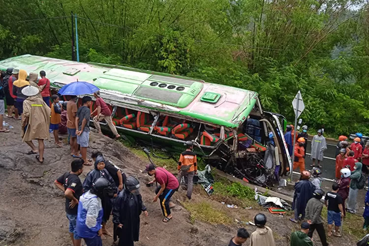 Bus pariwisata kecelakaan di tanjakan Bukit Bego, Kedungbuweng, Imogiri, Bantul.  (Arif Septoro Riza Marzuqi)