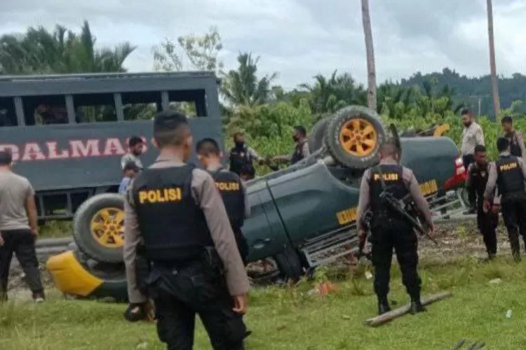 Mobil Sabhara Polres SBB Terbalik ketika menuju Desa Loki untuk melalukan pengamanan, Minggu.  (ANTARA)