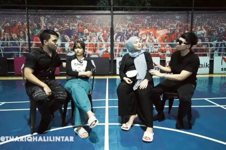 Kalah main tebak kata lawan Thariq Halilintar dan Fuji, ini hukuman Atta dan Aurel.  (foto: tangkapan layar akun YouTube Thariq Halilintar)