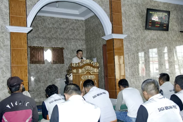 Komandan Siaga Bencana Pimpinan Pusat Persatuan Islam (Sigab PP PERSIS) dr. Sony Ramdani MH.Kes.,  melapas 20 orang relawan - Foto: Humas Sigab PP PERSIS