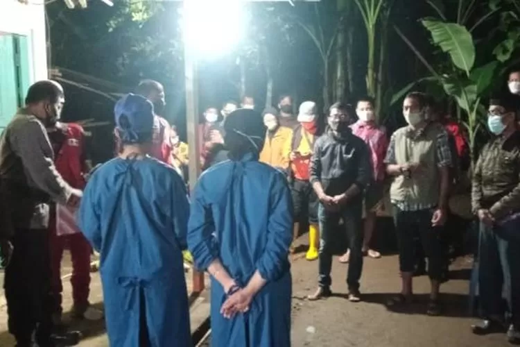 Petugas memeriksa jasad lansia yang membusuk di kamar. (foto: Humas Polres Kulon Progo)