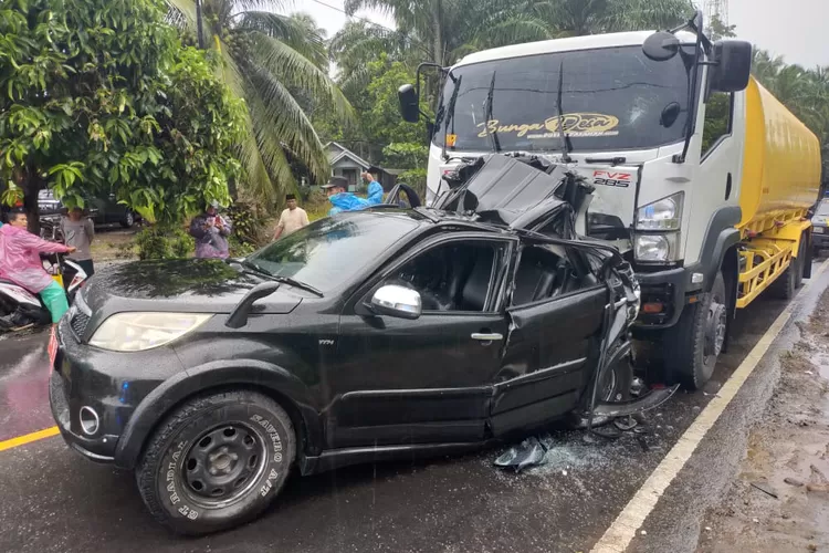Kondisi kendaraan dinas Camat Palembayan pasca kecelakaan dengan Truk Tanki Tronton