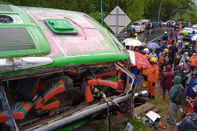 Kecelakaan bus pariwisata di Bukit Bego, Imogiri, Bantul. (Foto: Arif Septoro Riza Marzuqi)