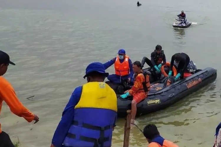 Jazad kedua pemancing yang tenggelam di Waduk Gondang Lamongan, saat ditemukan.