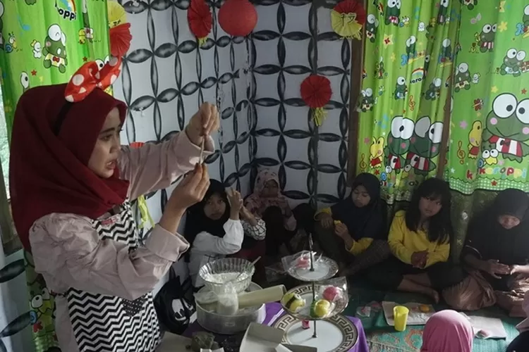 Amelia saat membrikan materi cooking class Bakpao karakter kepada anak didiknya di Kampung Mandarin Desa Sendang Kecamatan wonotunggal, Batang.&nbsp; (Muslihun/Kontrubutor Batang)